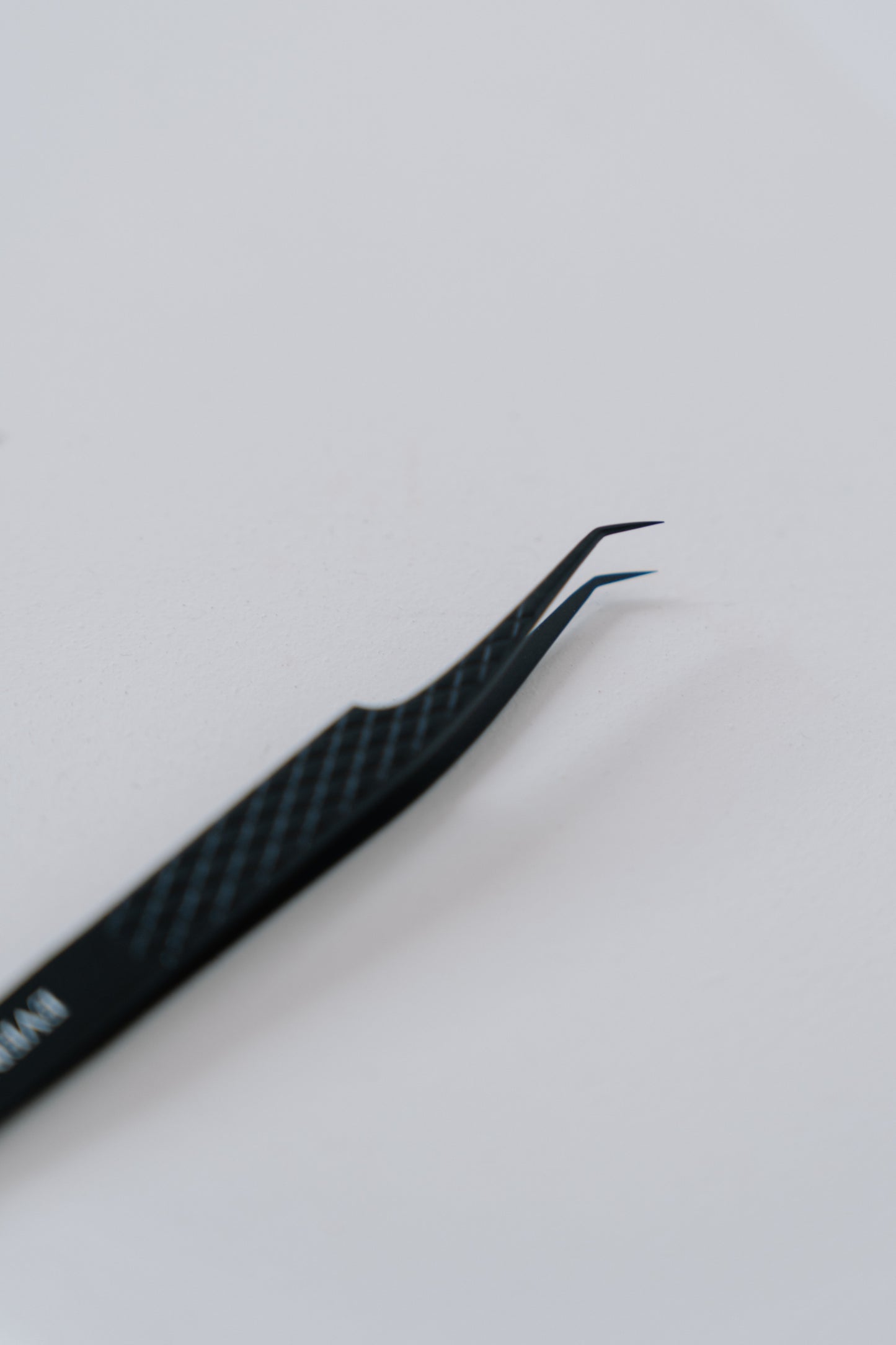 FLAWLESS FANS - 90 DEGREE FIBER TIP TWEEZER