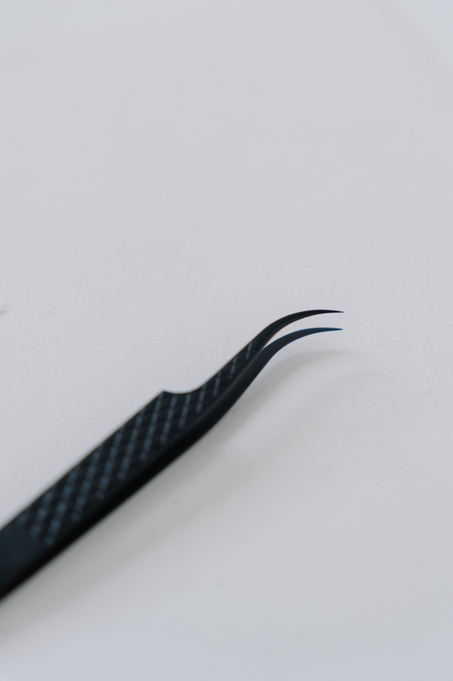 CURVED - LASH GRIP TWEEZER